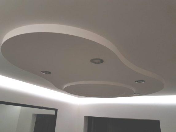 Décoration plafond moulure en staff, spots encastrables, ruban led, gorge lumineuse